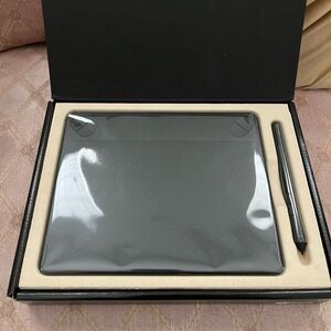 WACOM. Creative Pen & Touch Tablet CTL490. INTUOS ART. New.